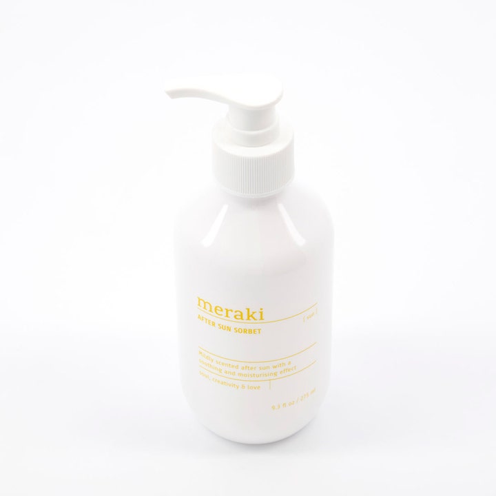 Meraki After Sun Sorbet 275 ml beroligende aftersun i hvid plastflaske med hvid pumpe og minimalistisk gul tekst.