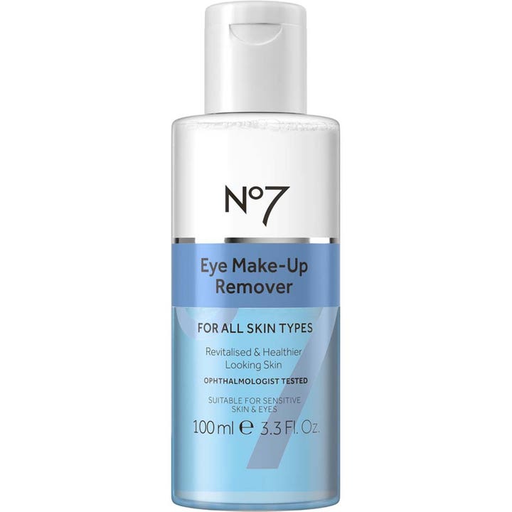 No7 Eye Make-Up Remover 100 ml øjenmakeupfjerner til skånsom rens i en klar plastflaske med hvidt vippelåg og blå detaljer.