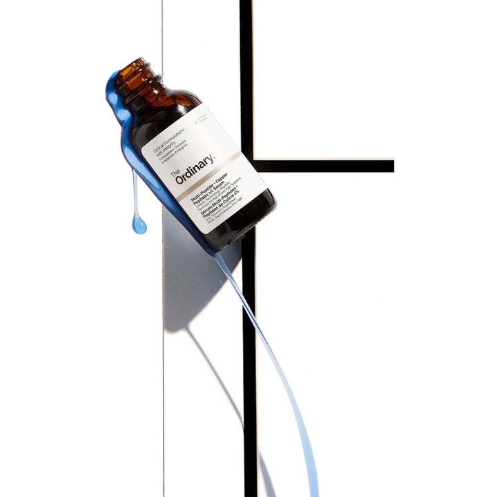 The Ordinary Multi-Peptide + Copper Peptides 1% Serum 30 ml ansigtsserum med blå formel der løber ud af en brun flaske