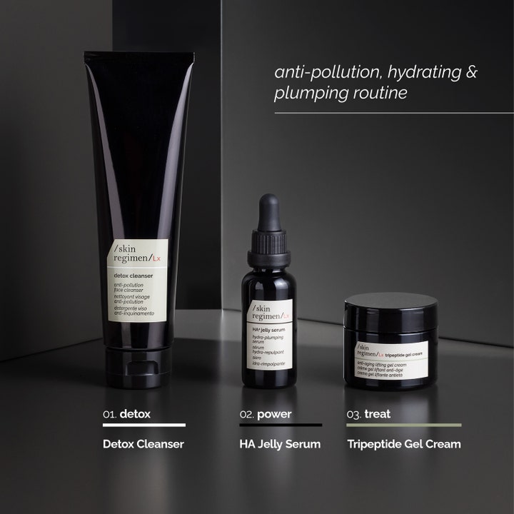 Skin Regimen HA4 Jelly Serum 30 ml fugtgivende serum i sort glasflaske sammen med cleanser og ansigtscreme.