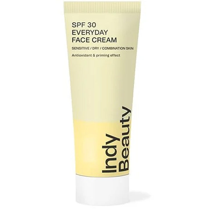 Indy Beauty SPF 30 Everyday Face Cream ansigtscreme med priming-effekt i en lysegul tube med hvidt låg.