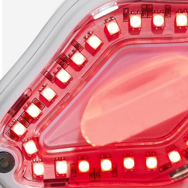 Currentbody Skin LED Lip Perfector beauty tech viser de lysende røde LED-dioder til effektiv anti-age læbepleje.