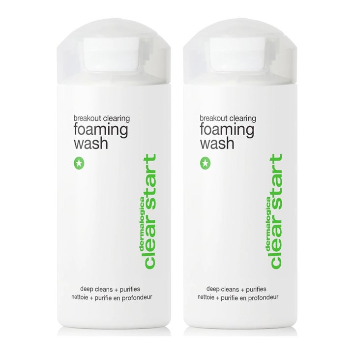 Dermalogica Clear Start Breakout Clearing Foaming Wash mod urenheder på to hvide plastflasker med gennemsigtige låg.