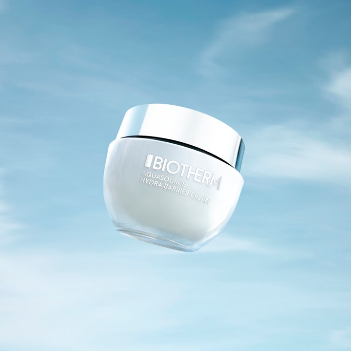 Biotherm Aquasource Hydra Barrier Cream 30 ml fugtgivende ansigtscreme i hvid krukke med sølvlåg mod blå himmel