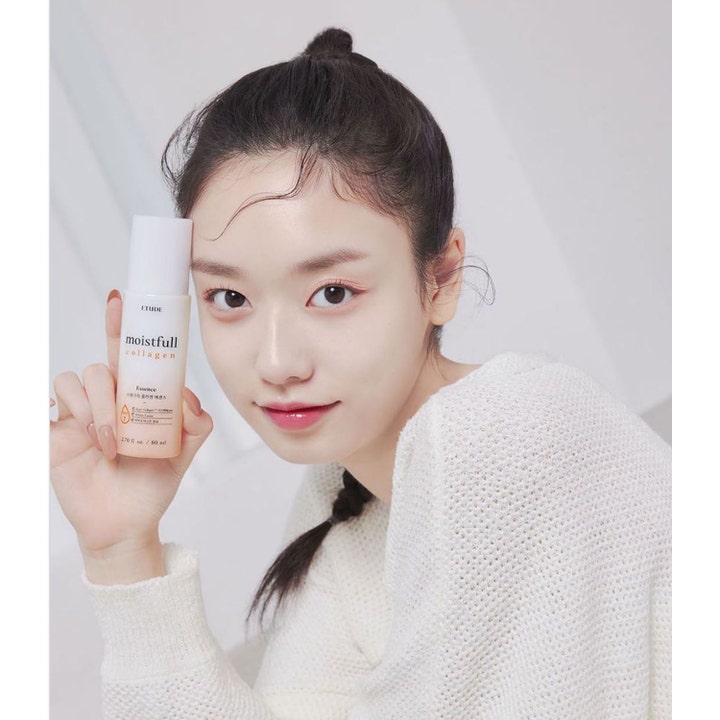 Etude Moistfull Collagen Essence 80 ml fugtgivende serum i ferskenfarvet flaske holdt af en kvinde
