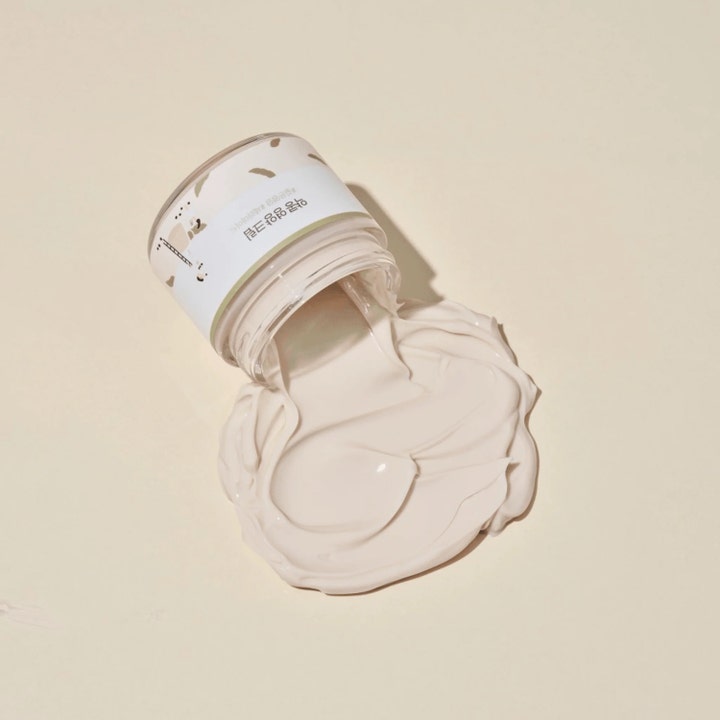 Round Lab Soybean Nourishing Cream 80 ml nærende ansigtscreme viser en tyk cremet tekstur der løber ud af en glaskrukke