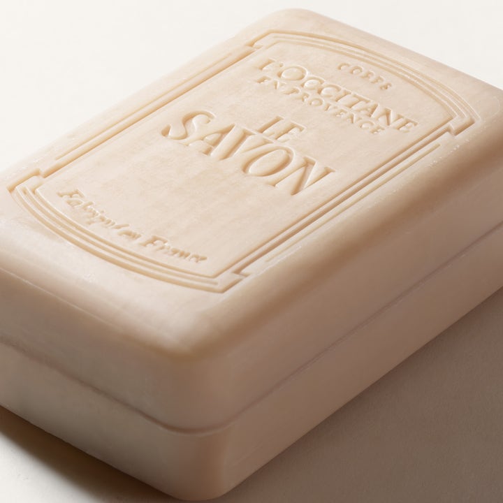 L'Occitane en Provence Shea Butter Shea Rich Body Soap 250 g fugtgivende kropssæbe i en cremehvid bar med indgraveret tekst