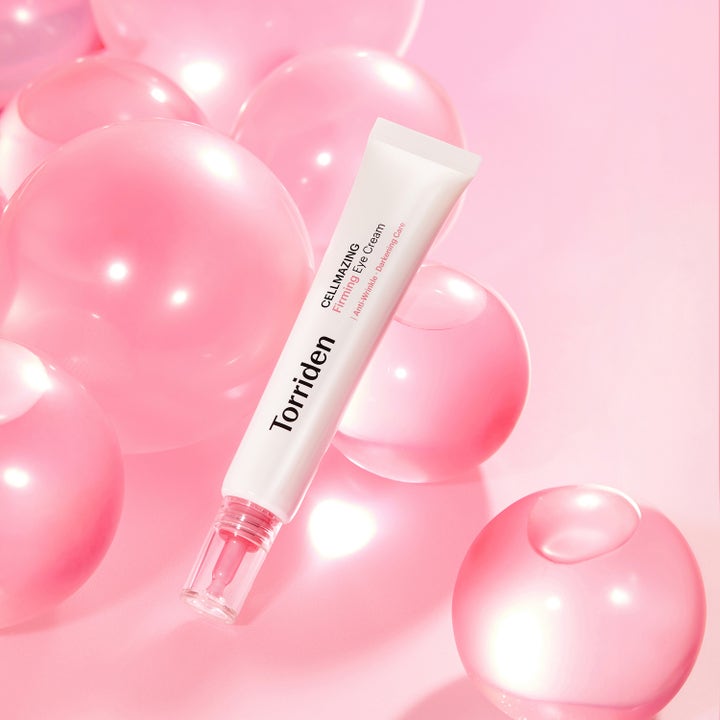 Torriden CELLMAZING Firming Eye Cream 30 ml oppstrammende øjencreme i hvid tube mod lyserøde bobler