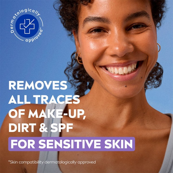 NIVEA Sensitive Cleansing Wipes 25 stk beroligende renseservietter vist med en smilende kvinde på blå baggrund