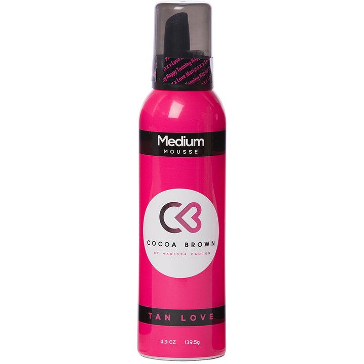 Cocoa Brown Medium Mousse 139,5 g selvbruner giver naturlig glød i en pink sprayflaske med sort låg og hvidt logo.