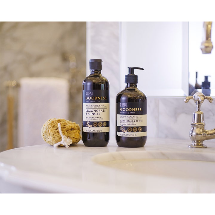 Baylis & Harding Goodness Body Wash 500 ml opfriskende body wash i mørk flaske på marmor ved en natursvamp.