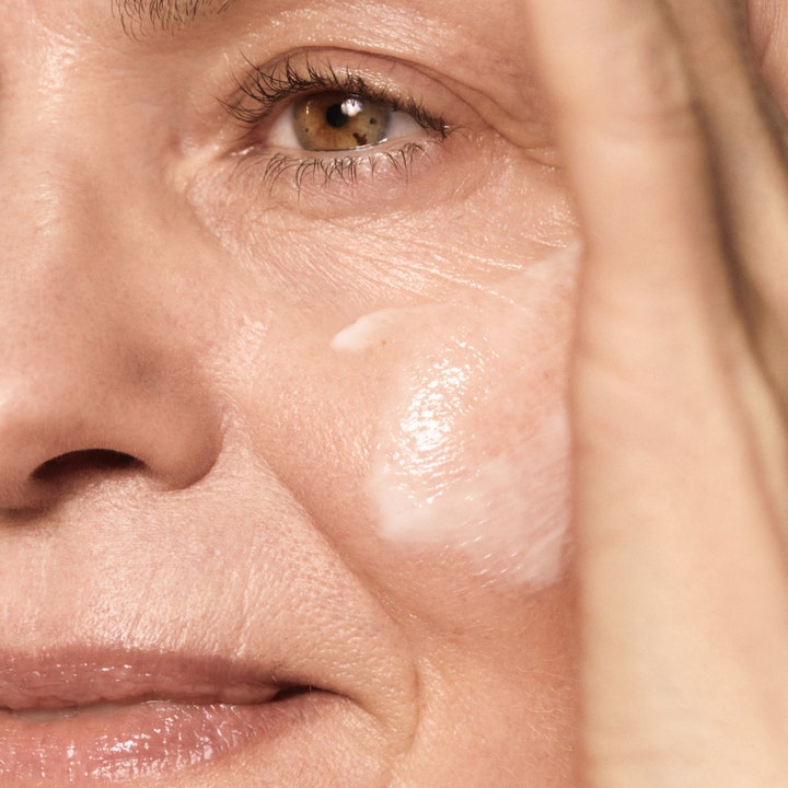 MÁDARA AGE PRO Renew Night Cream 50 ml fornyende natcreme med hvid tekstur der påføres moden hud på kinden