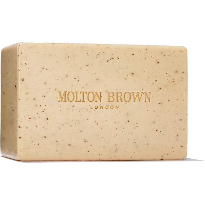 Molton Brown Re-charge Black Pepper Bodyscrub Bar eksfolierende kropssæbe beige bar med små mørke korn og præget logo