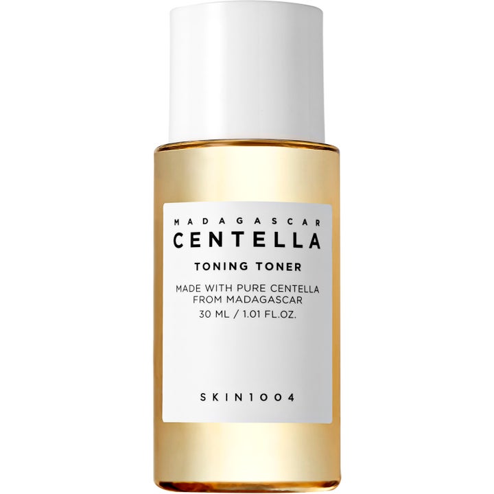SKIN1004 Madagascar Centella Toning Toner 30 ml beroligende ansigtspleje i ravfarvet flaske med hvidt låg