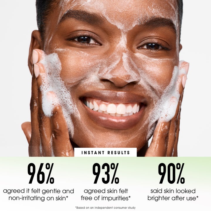 bareMinerals Skinlongevity Plush Gentle Foaming Cleanser 120 ml rengøringsskum på smilende ansigt med 90% klarere hud tekst