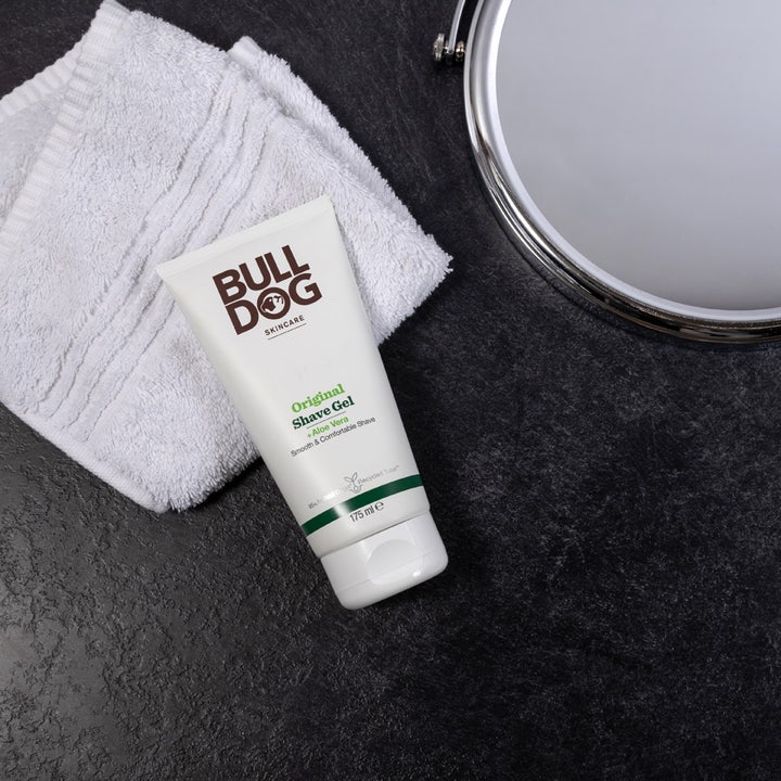 Bulldog Original Shave Gel 175 ml med aloe vera giver komfortabel barbering vist med hvidt håndklæde og spejl.