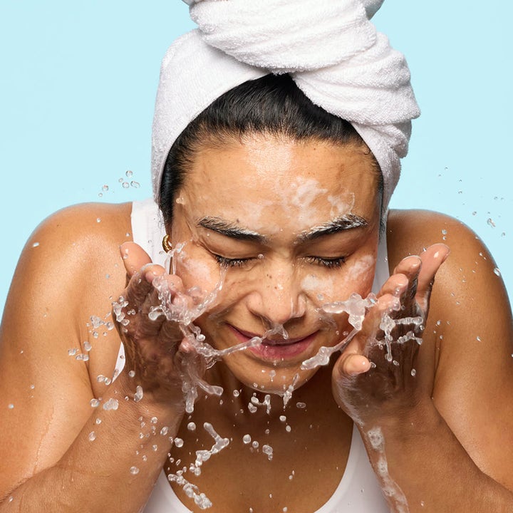 Hickap Dream Barrier Cream Cleanser 125 ml cremet ansigtsrengøring der renser huden skånsomt vist med vandstænk