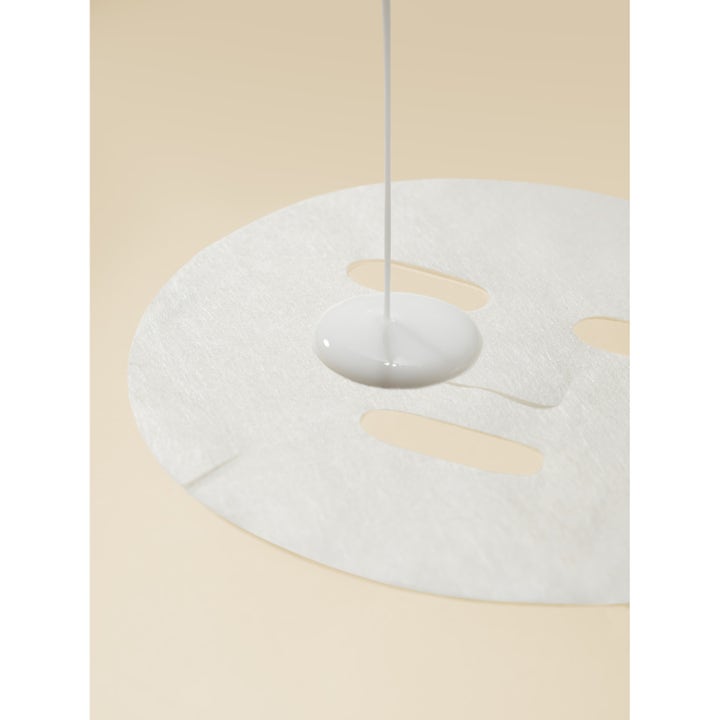 I'm from Rice Sheet Mask 1 stk fugtgivende ansigtsmaske med cremet hvid essens der hældes over en hvid sheetmaske