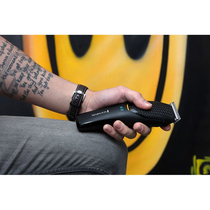 Remington X3 Power-X Series Hair Clipper HC3000 1 stk hårtrimmer i sort ergonomisk design holdt i en hånd