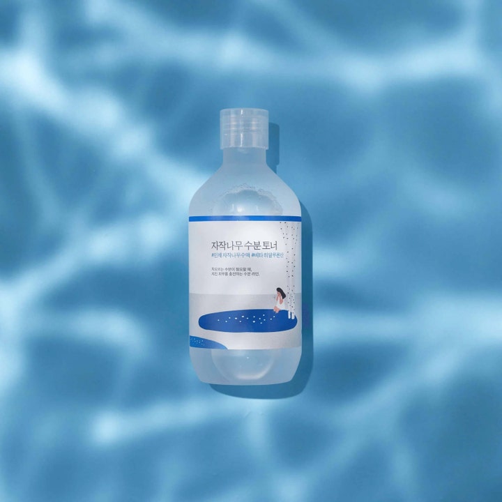 Round Lab Birch Juice Moisturizing Toner 300 ml fugtgivende toner i matteret flaske mod blå vandreflektioner