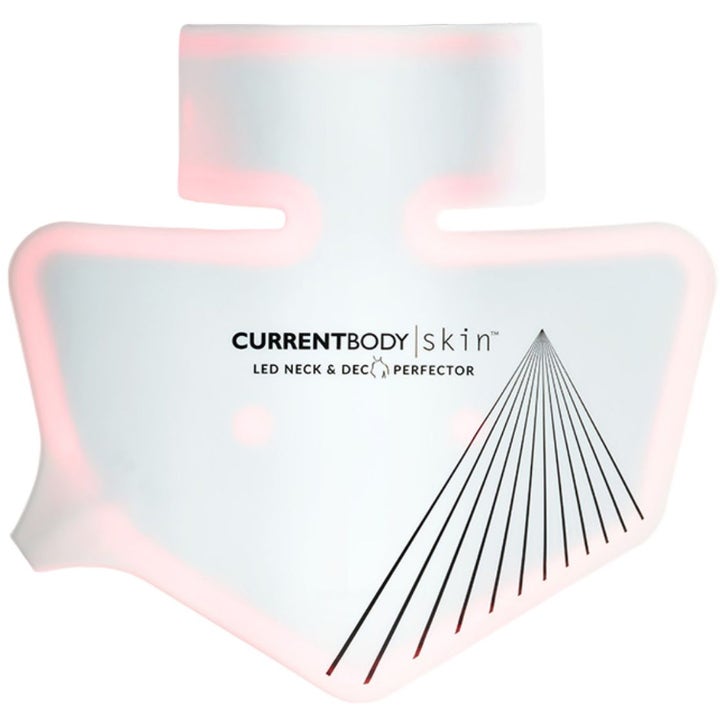 CurrentBody Skin LED Neck & Dec Perfector anti-aging apparat i hvid silikone med et lysende rødt skær langs kanten.