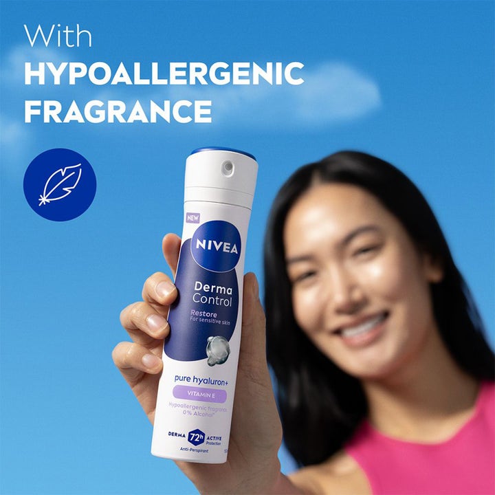 NIVEA Derma Control Restore Sensitive 150 ml deo spray med hypoallergenic fragrance holdes af kvinde mod blå himmel.