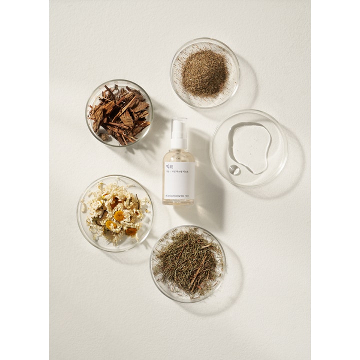 Mixsoon Calming Boosting Mist 50 ml beroligende ansigtsspray omgivet af naturlige ingredienser som urter og kamille