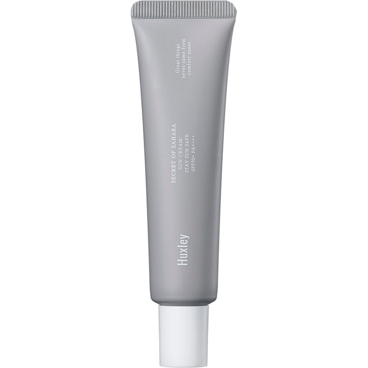 Huxley Sun Cream Stay Sun Safe 50 ml giver høj solbeskyttelse i en elegant grå tube med hvidt skruelåg.