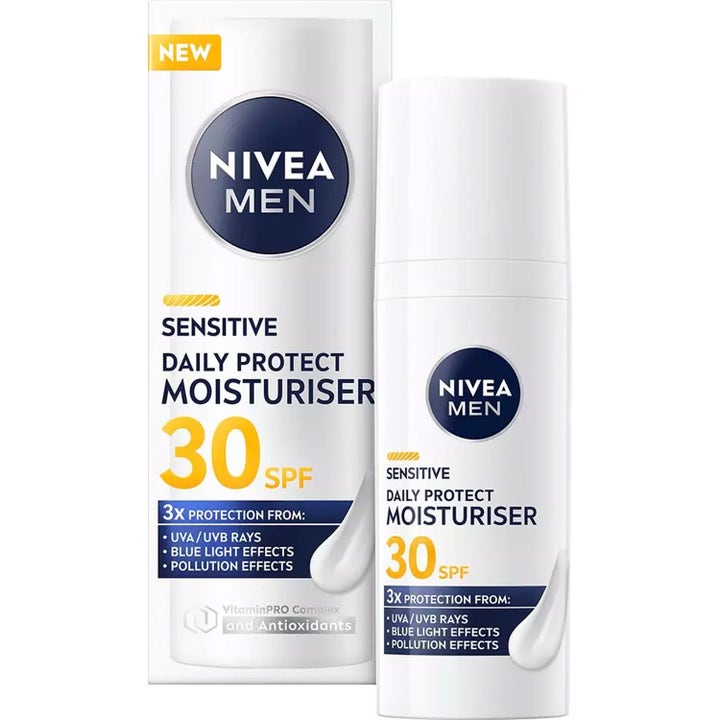 Nivea Men Sensitive Daily Protect Moisturiser SPF 30 ansigtscreme der beskytter mod blåt lys i hvid pumpeflaske