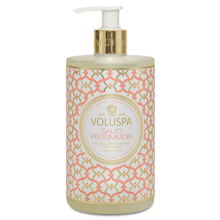 Voluspa Saijo Persimmon 450 ml fugtgivende håndsæbe i mønstret flaske med hvid pumpe og gulddetaljer