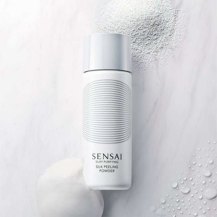 Sensai Silky Purifying Silk Peeling Powder eksfolierende ansigtsskrub i hvid flaske med skum og pulver