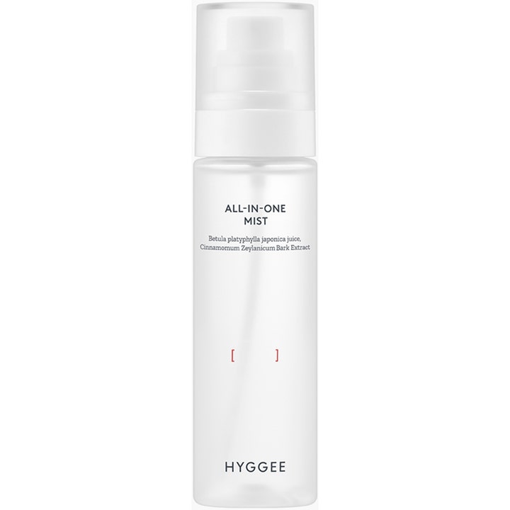 Hyggee All-In-One Mist 100 ml fugtgivende ansigtsspray i en minimalistisk frostet plastflaske med hvidt låg