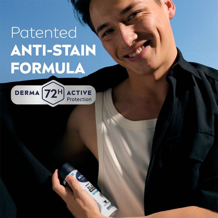 NIVEA MEN Black & White Fresh Spray 150 ml deodorant mod lugt og pletter omgivet af hvid røg