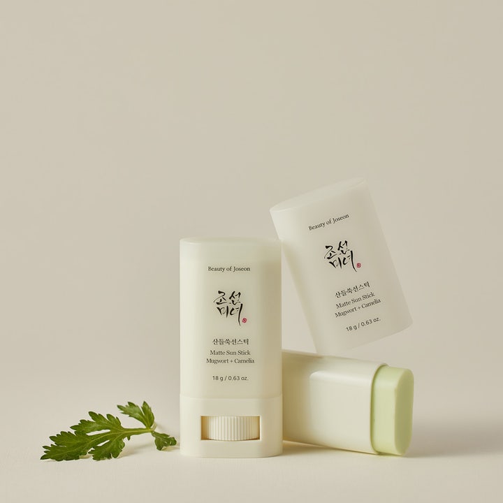 Beauty of Joseon Matte Sun Stick 18 g mat solcreme i hvidt hylster med lysegrøn stift og en grøn kvist