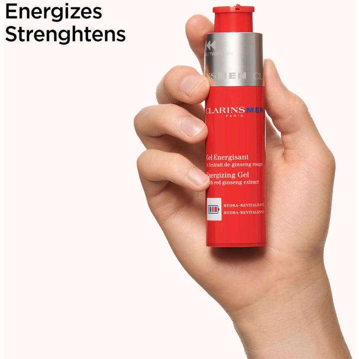 Clarins Clarins Men Energizing Gel 50 ml energigivende ansigtsgel med rød ginseng i rød flaske holdt af en hånd