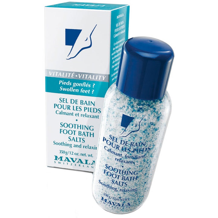 Mavala Soothing Foot Bath Salts 350g beroligende fodpleje i klar flaske med blå krystaller og mørkeblåt låg