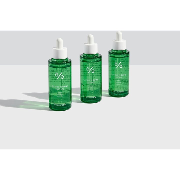 Dr. Ceuracle Tea Tree Purifine Essence 50 ml beroligende essence i tre grønne flasker med hvide pipetter.