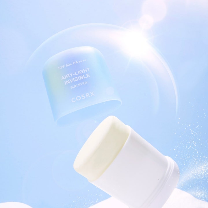 COSRX Airy-Light Invisible Sun Stick 19 g solcreme til ansigtet i hvid stift med lyseblåt låg i en solfyldt boble.