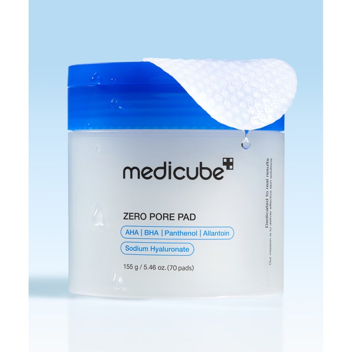 Medicube Zero Pore Pad 2.0 70 stk eksfolierende pads i krukke med blåt låg og en struktureret pad ovenpå.