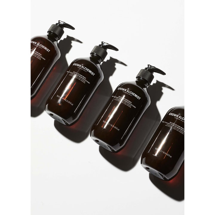 Grown Alchemist Revitalize Hand Wash 500 ml opfriskende håndsæbe i mørkebrune flasker med sorte pumper på række
