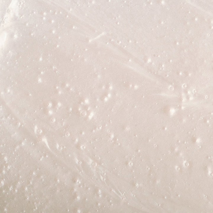 MÁDARA Bitter Honey Moisture Wash 500 ml fugtgivende bodysæbe med en perlemorsskinnende geltekstur og små bobler
