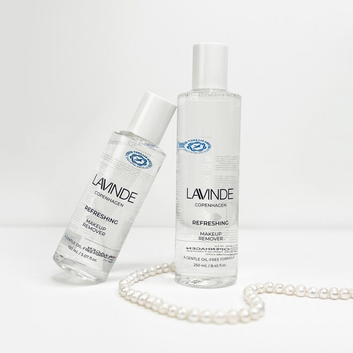 Lavinde Copenhagen Refreshing Micellar Water 250 ml ansigtsrens i klare flasker med hvide låg og en perlekæde