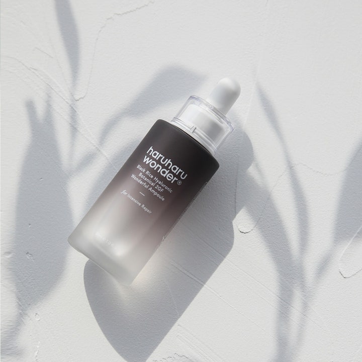 haruharu wonder Black Rice Hyaluronic Botanical 2GF wonderful Ampoule 30 ml fugtgivende serum i gradientflaske med bløde skygger