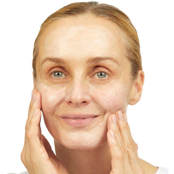 No7 Lift & Luminate Cleansing Exfoliator 100 ml eksfolierende ansigtsrens påføres huden for en forfrisket og strålende glød