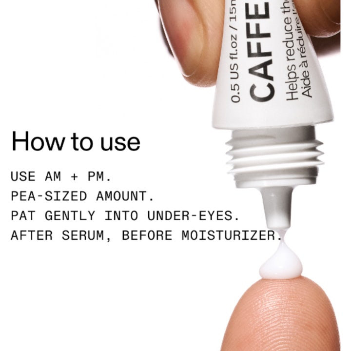 The INKEY List Caffeine Eye Cream 15 ml mod mørke rande viser cremet tekstur på en fingerspids.