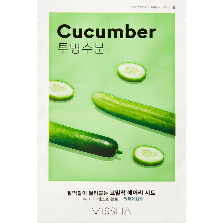 Missha Cucumber Sheet Mask 19g fugtgivende ansigtsmaske i grøn sachet med motiver af hele og opskårne agurker