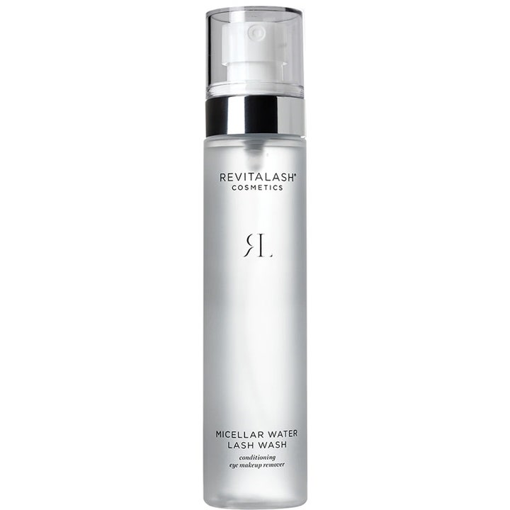 RevitaLash Micellar Water Lash Wash 100 ml plejende øjenmakeupfjerner i en frostet flaske med sølvdetaljer og pumpe.