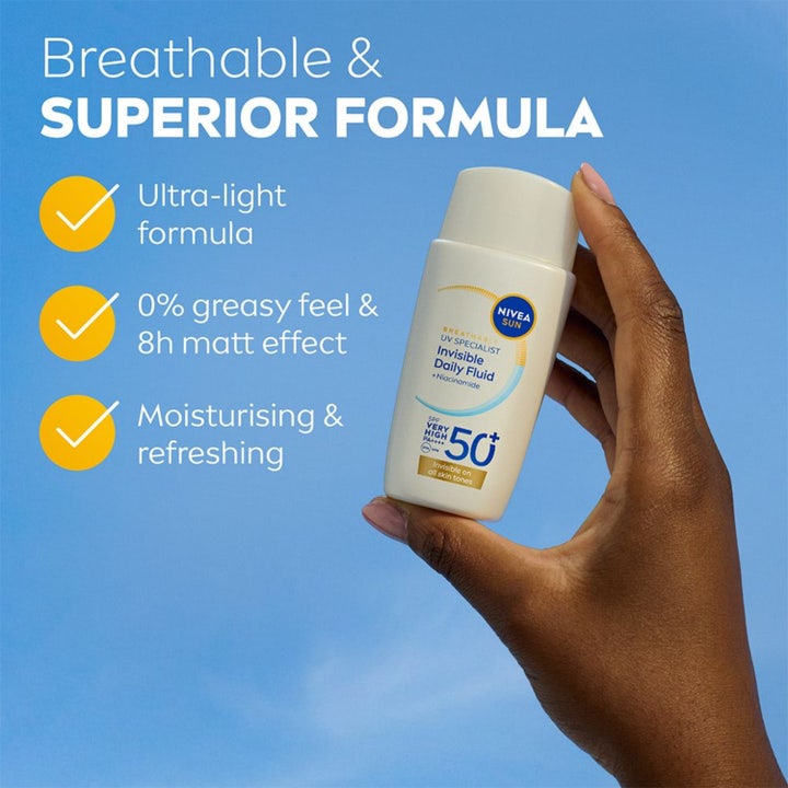 NIVEA UV Face Invisible Daily Fluid 40 ml solcreme med niacinamid giver mat effekt og vises mod blå himmel