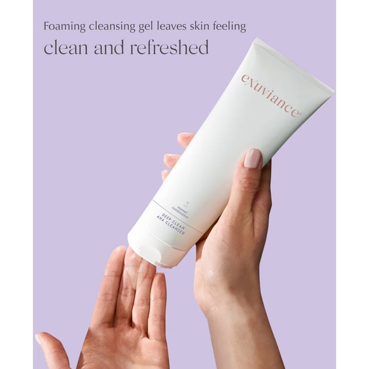 Exuviance Deep Clean AHA Cleanser 212 ml dybderensende ansigtsrens i hvid tube der trykker klar gel ud i hånden.