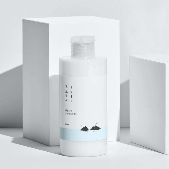 Round Lab 1025 Dokdo Lotion 200 ml fugtgivende lotion i hvid flaske med gennemsigtigt låg og ø-illustration.